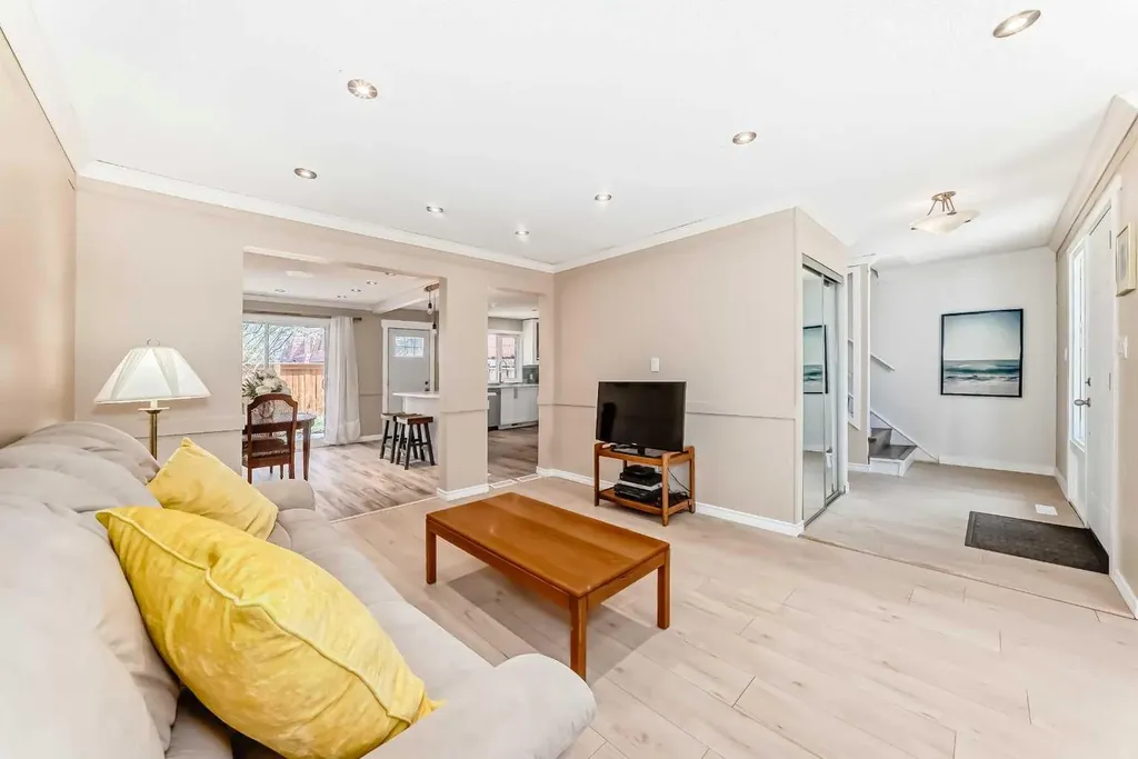 714 Willow Park Drive SE Calgary AB T2J 0L8