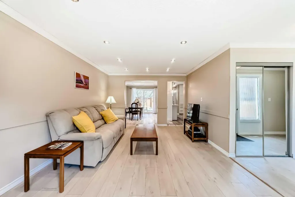 714 Willow Park Drive SE Calgary AB T2J 0L8