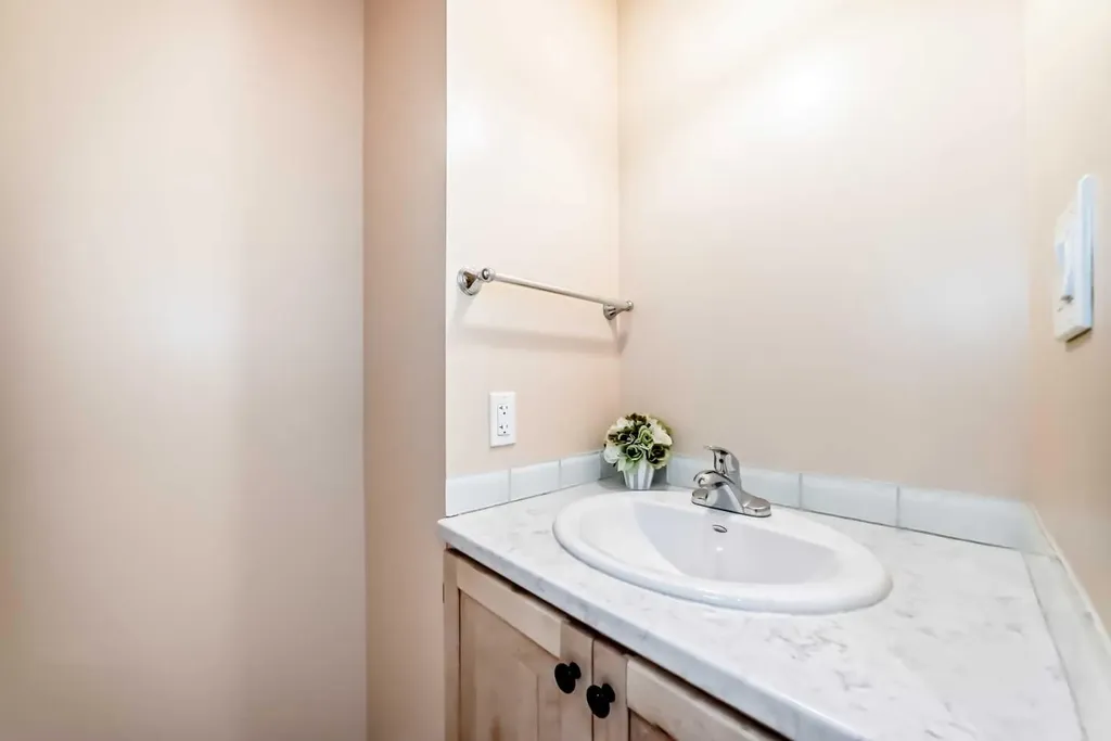 714 Willow Park Drive SE Calgary AB T2J 0L8