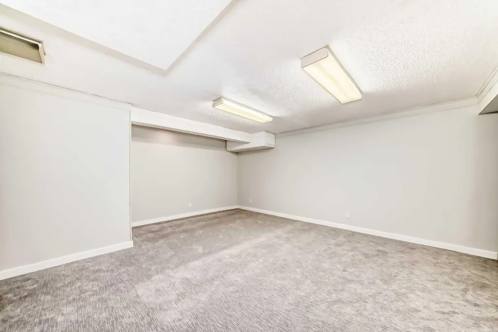 714 Willow Park Drive SE Calgary AB T2J 0L8