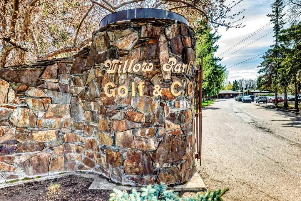714 Willow Park Drive SE Calgary AB T2J 0L8