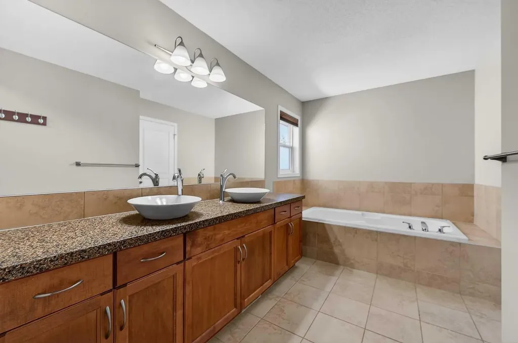 52 Reunion Close NW Airdrie AB T4B 0M2