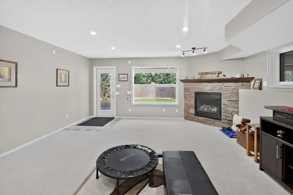 65 Canyoncrest Point W Lethbridge AB T1K 0B4