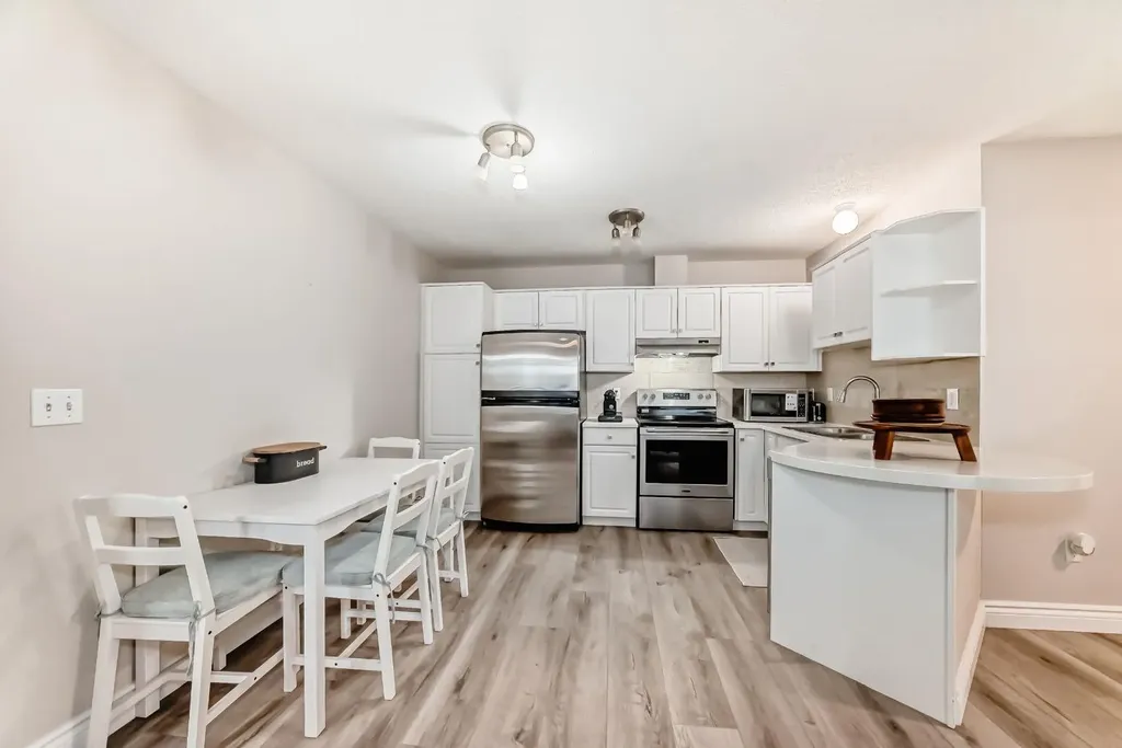 10 Sierra Morena Mews SW Calgary AB T3H 3K5
