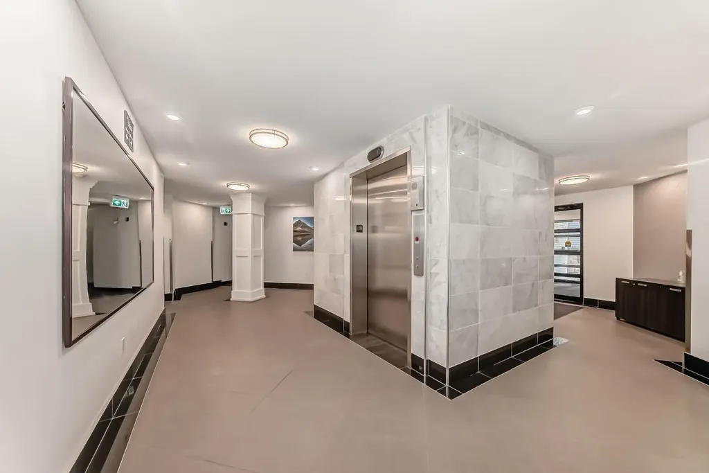 10 Sierra Morena Mews SW Calgary AB T3H 3K5