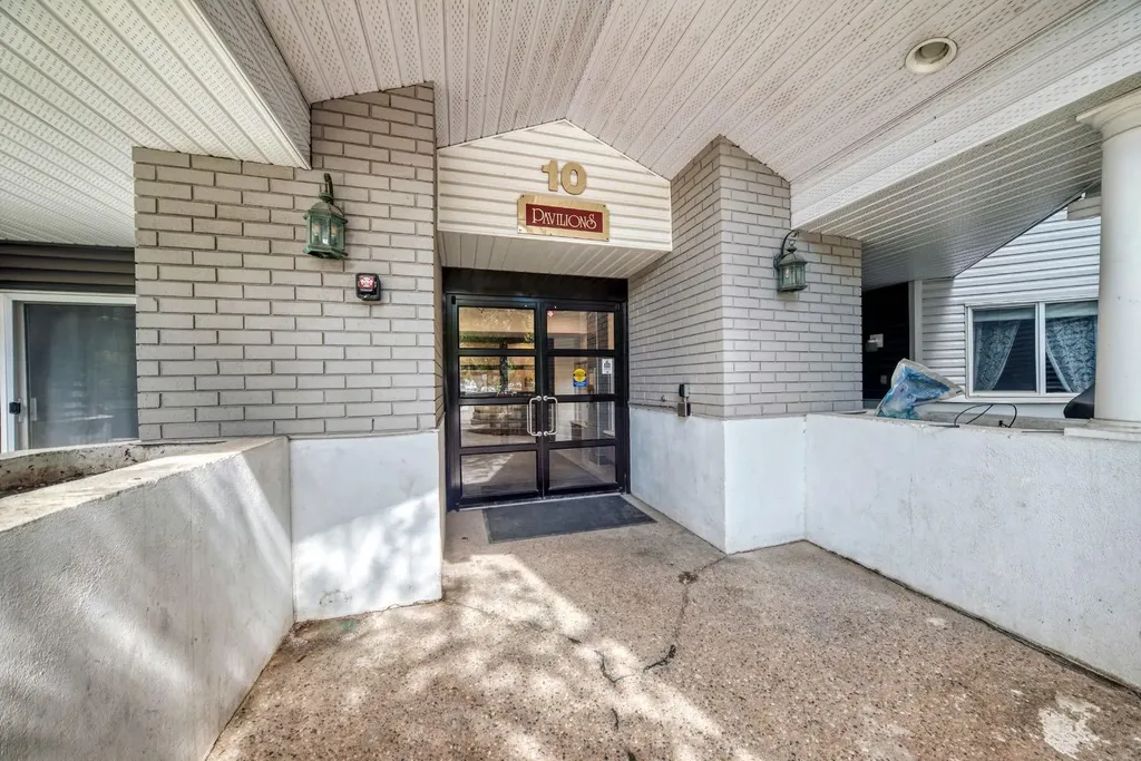 10 Sierra Morena Mews SW Calgary AB T3H 3K5