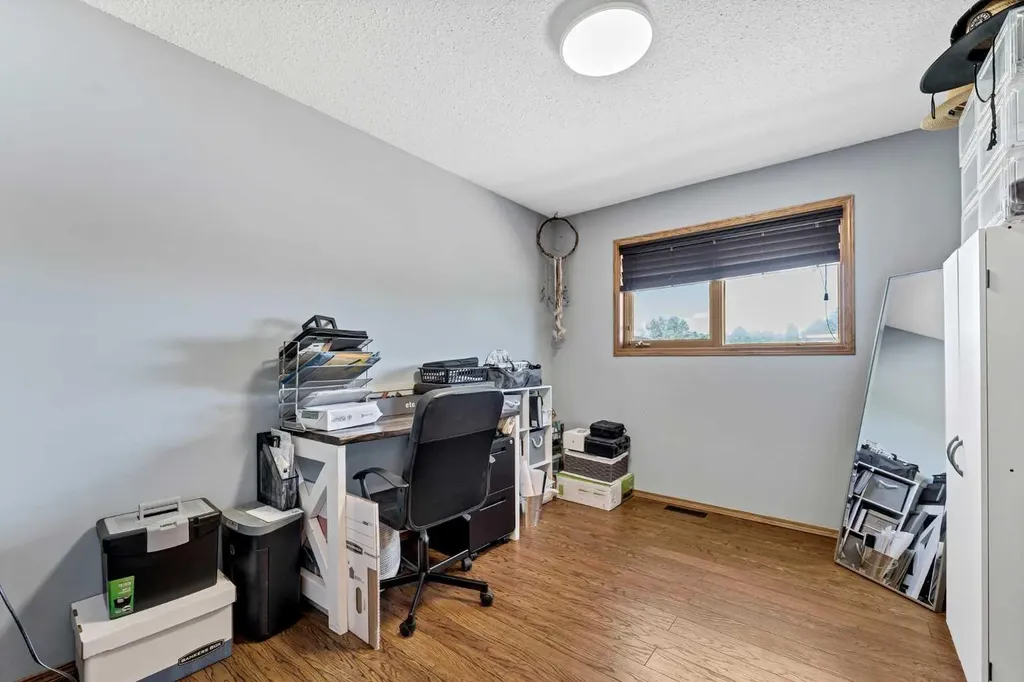 714 19a Street NE Medicine Hat AB T1C1R8