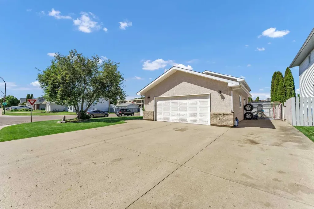 714 19a Street NE Medicine Hat AB T1C1R8