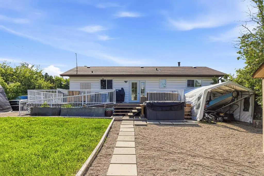 207 7 Avenue Paradise Hill SK S0M 2G0