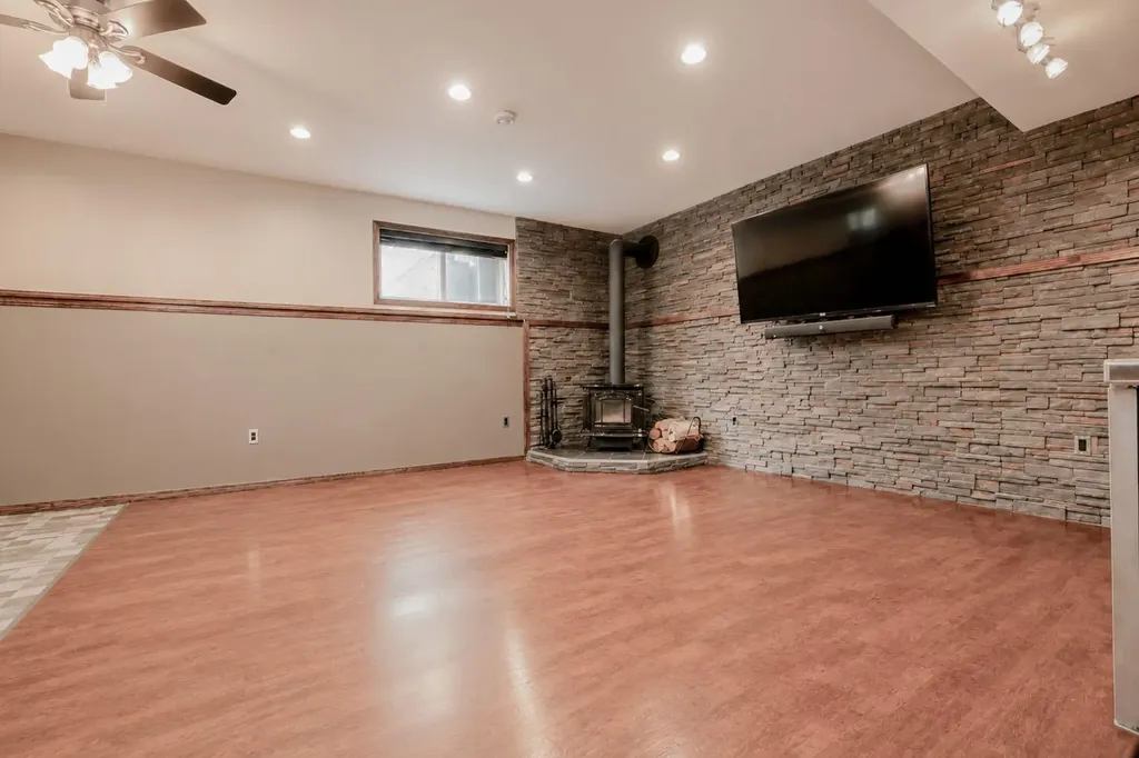 9211 102 Avenue Sexsmith AB T0H 3C0