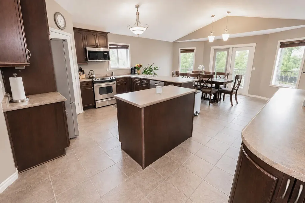 9211 102 Avenue Sexsmith AB T0H 3C0