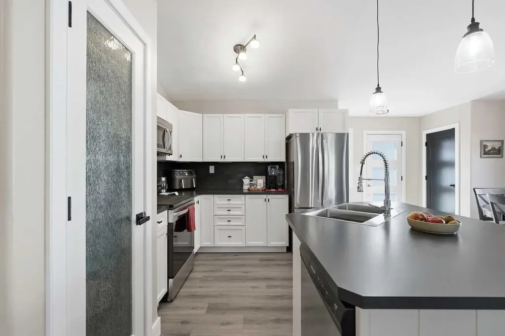 66 Pondside Crescent Blackfalds AB T4M 0G3