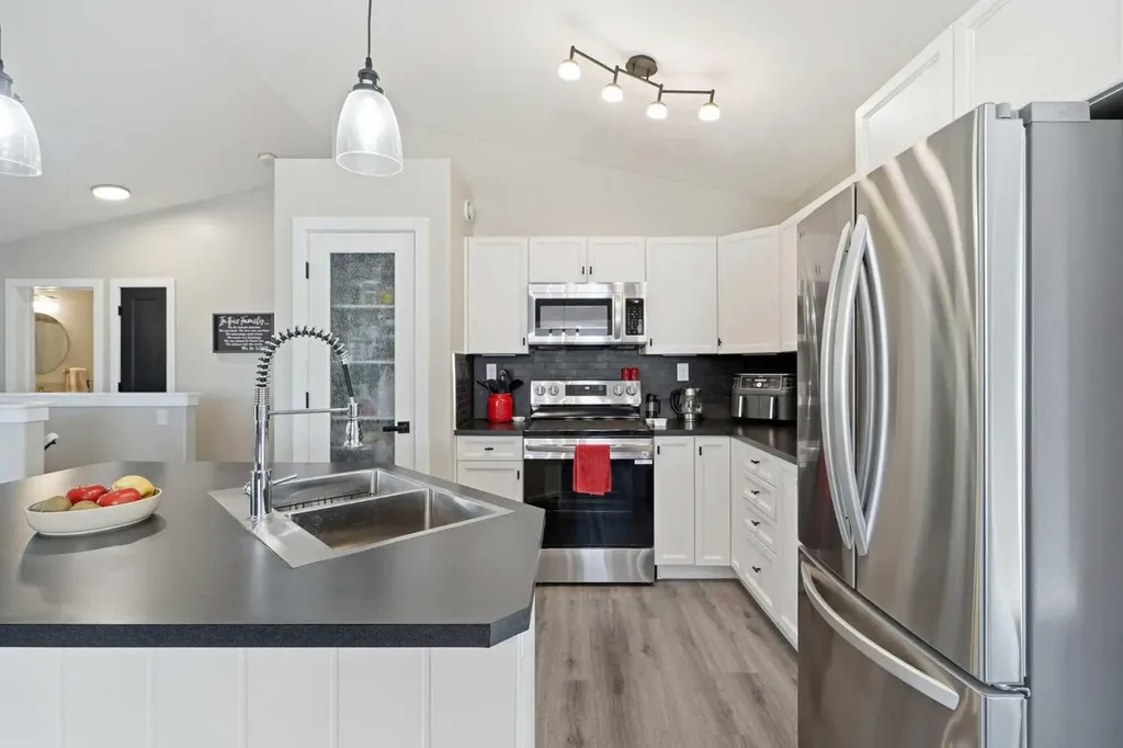 66 Pondside Crescent Blackfalds AB T4M 0G3