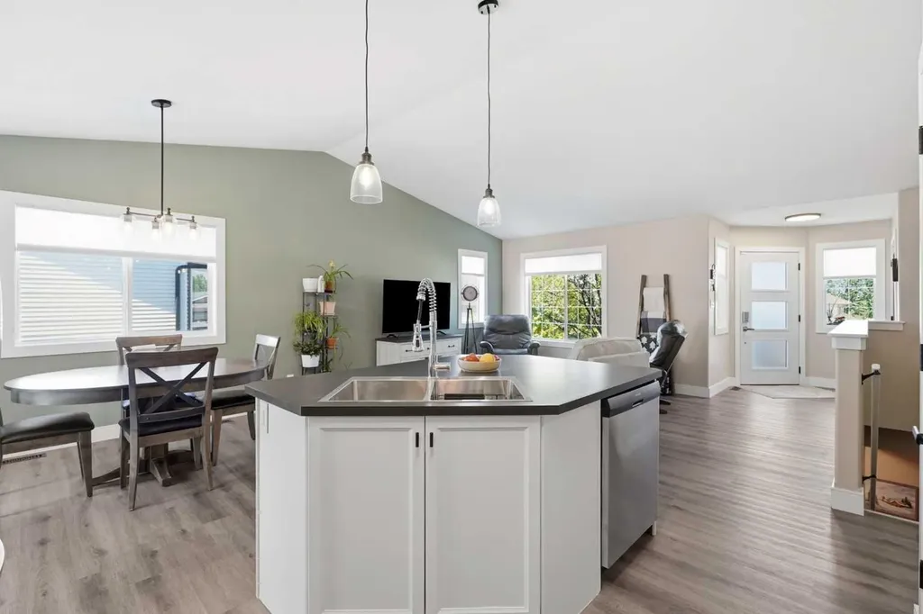 66 Pondside Crescent Blackfalds AB T4M 0G3