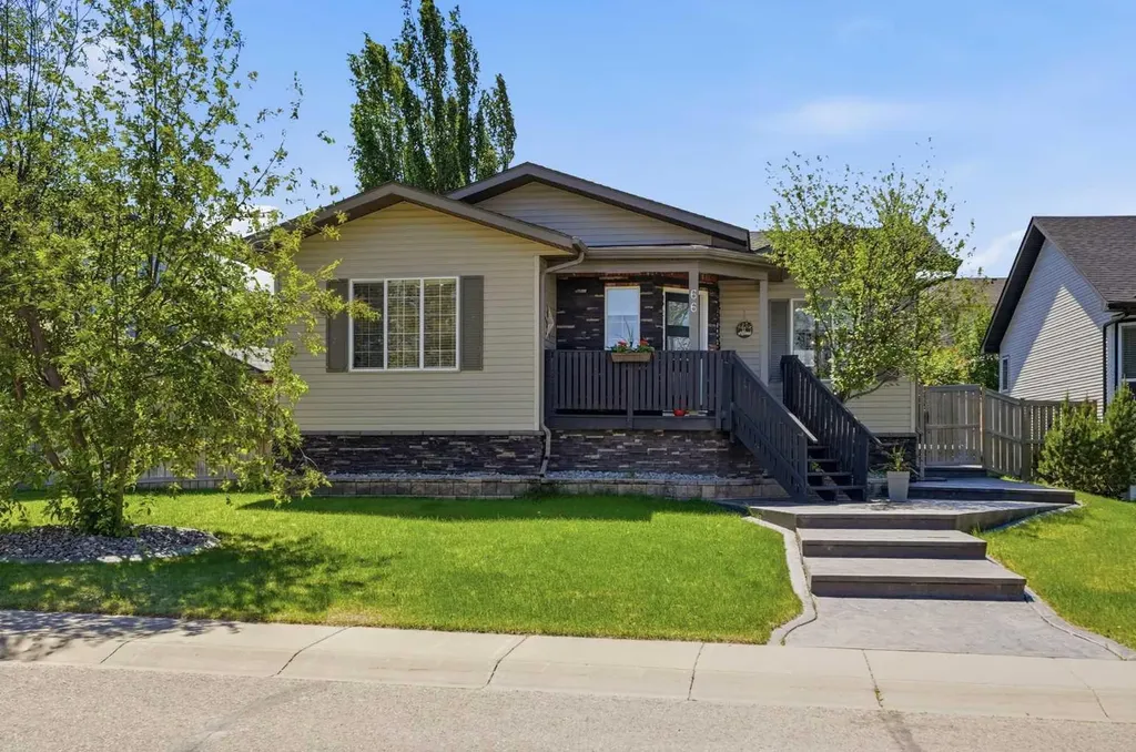 66 Pondside Crescent Blackfalds AB T4M 0G3