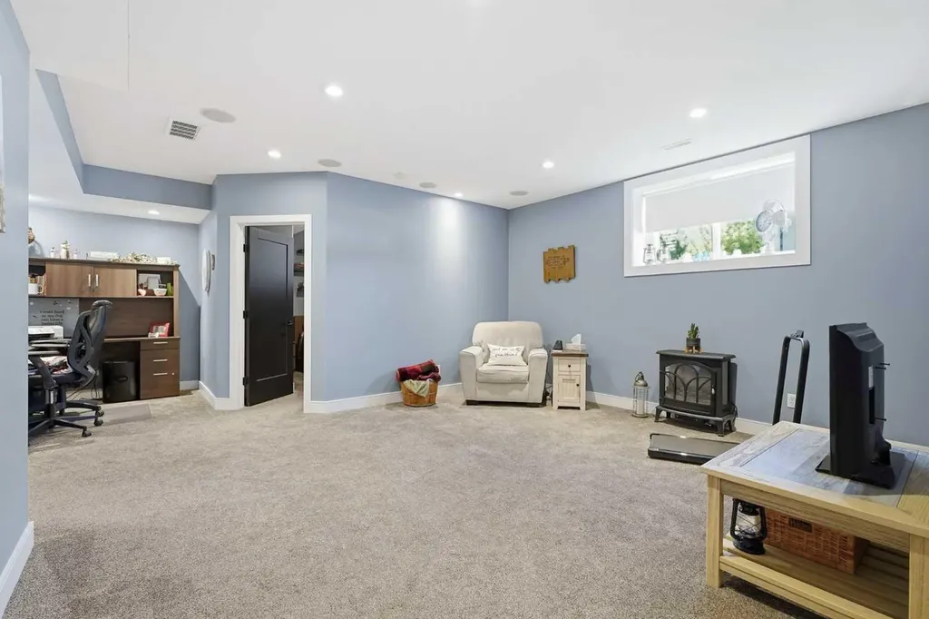 66 Pondside Crescent Blackfalds AB T4M 0G3