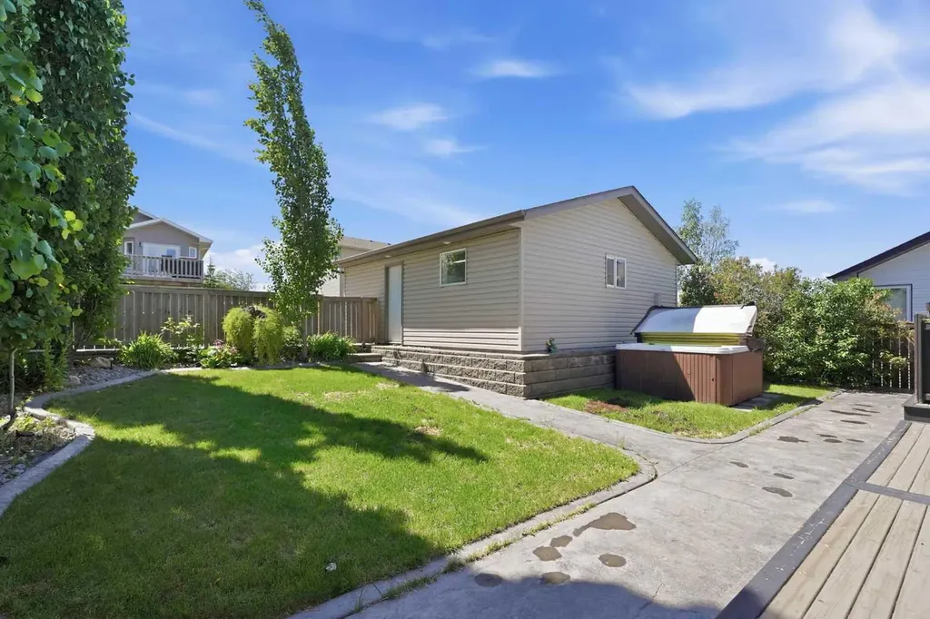 66 Pondside Crescent Blackfalds AB T4M 0G3