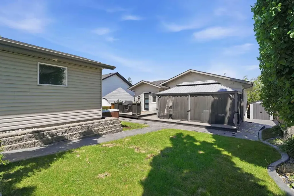 66 Pondside Crescent Blackfalds AB T4M 0G3