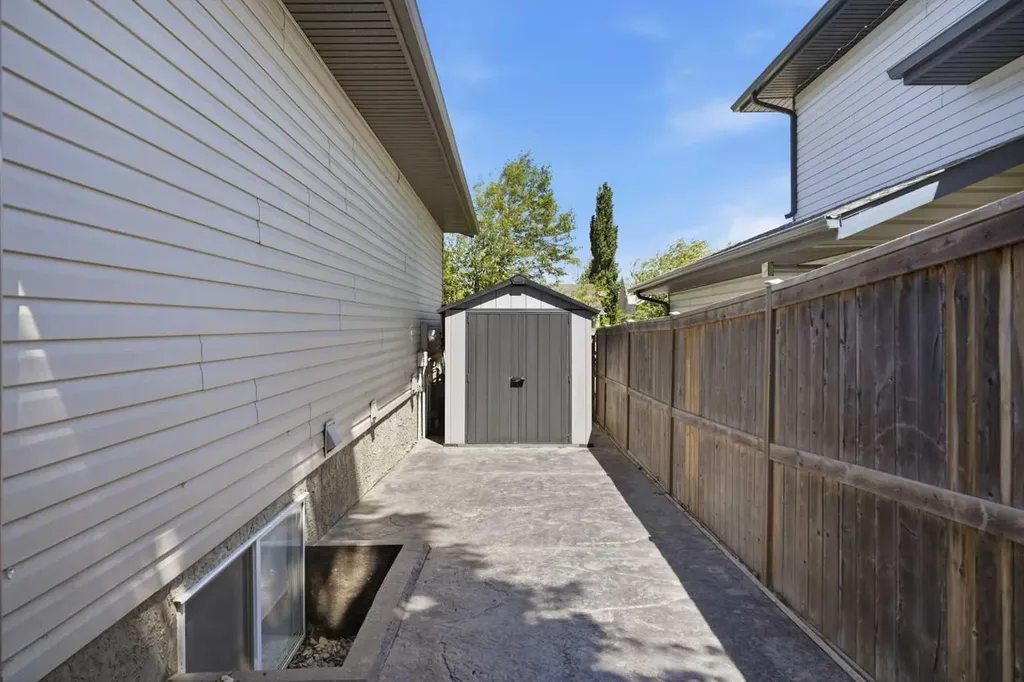 66 Pondside Crescent Blackfalds AB T4M 0G3