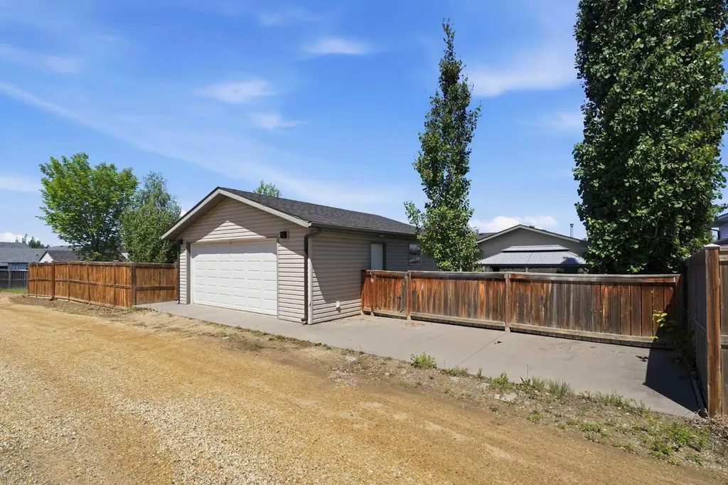 66 Pondside Crescent Blackfalds AB T4M 0G3