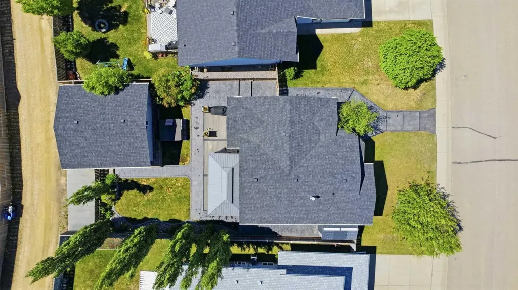 66 Pondside Crescent Blackfalds AB T4M 0G3