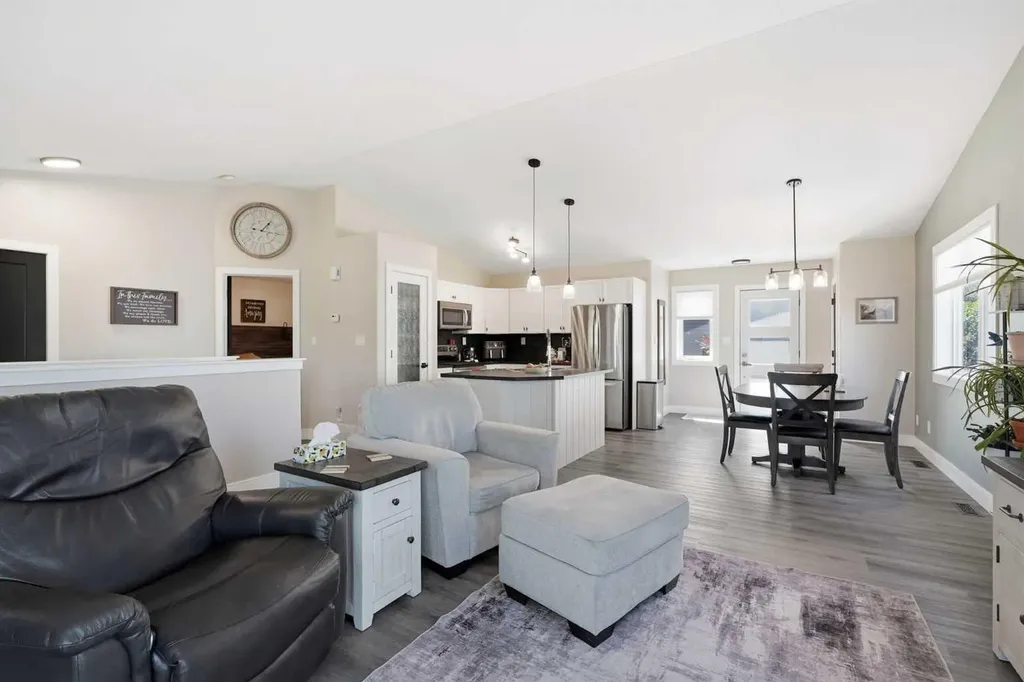 66 Pondside Crescent Blackfalds AB T4M 0G3