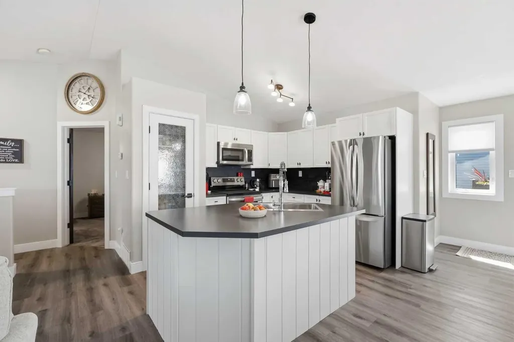 66 Pondside Crescent Blackfalds AB T4M 0G3