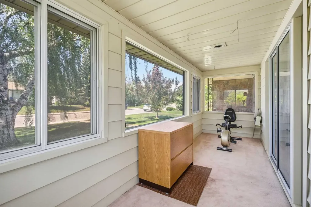 1738 Suffolk Street SW Calgary AB T3C 2N2