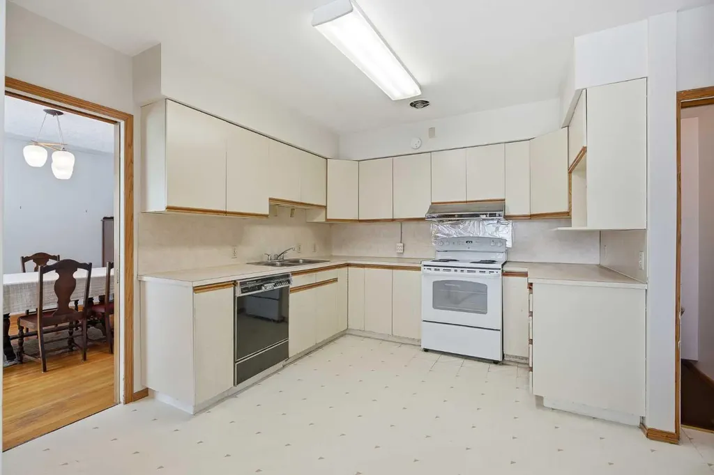 1738 Suffolk Street SW Calgary AB T3C 2N2