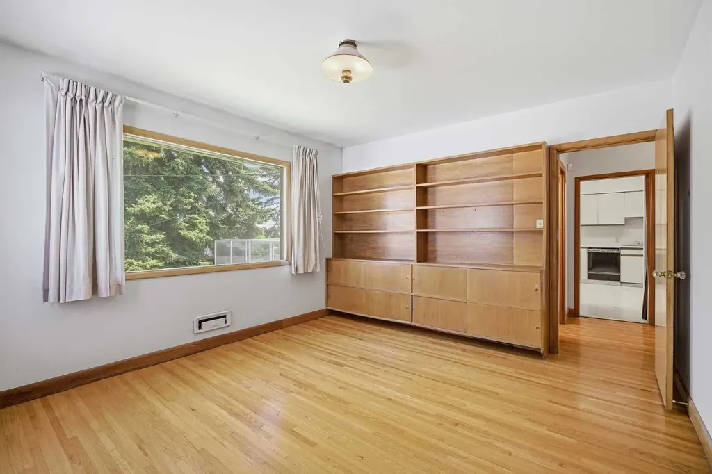 1738 Suffolk Street SW Calgary AB T3C 2N2