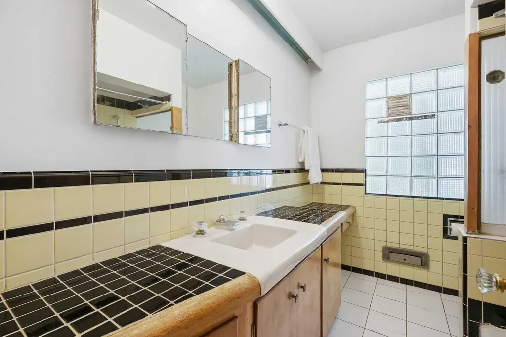 1738 Suffolk Street SW Calgary AB T3C 2N2