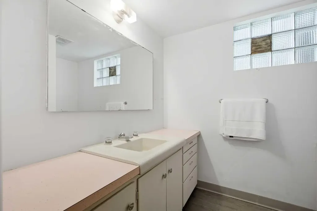 1738 Suffolk Street SW Calgary AB T3C 2N2