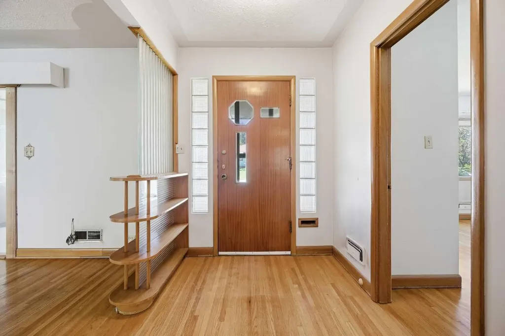 1738 Suffolk Street SW Calgary AB T3C 2N2