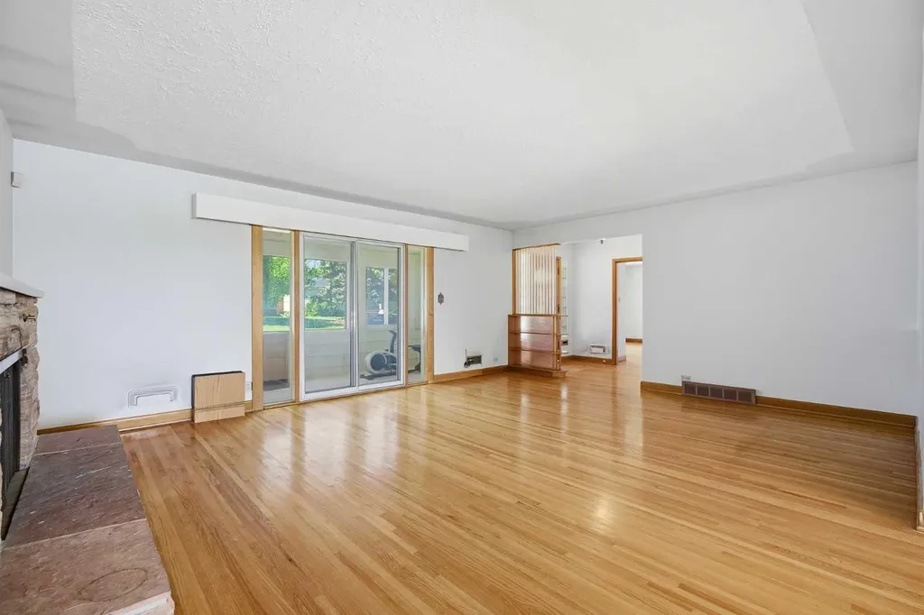 1738 Suffolk Street SW Calgary AB T3C 2N2
