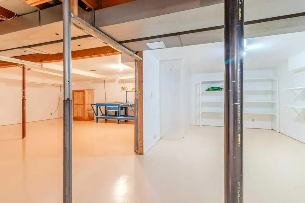 5 Roland Street Red Deer AB T4P 3G8