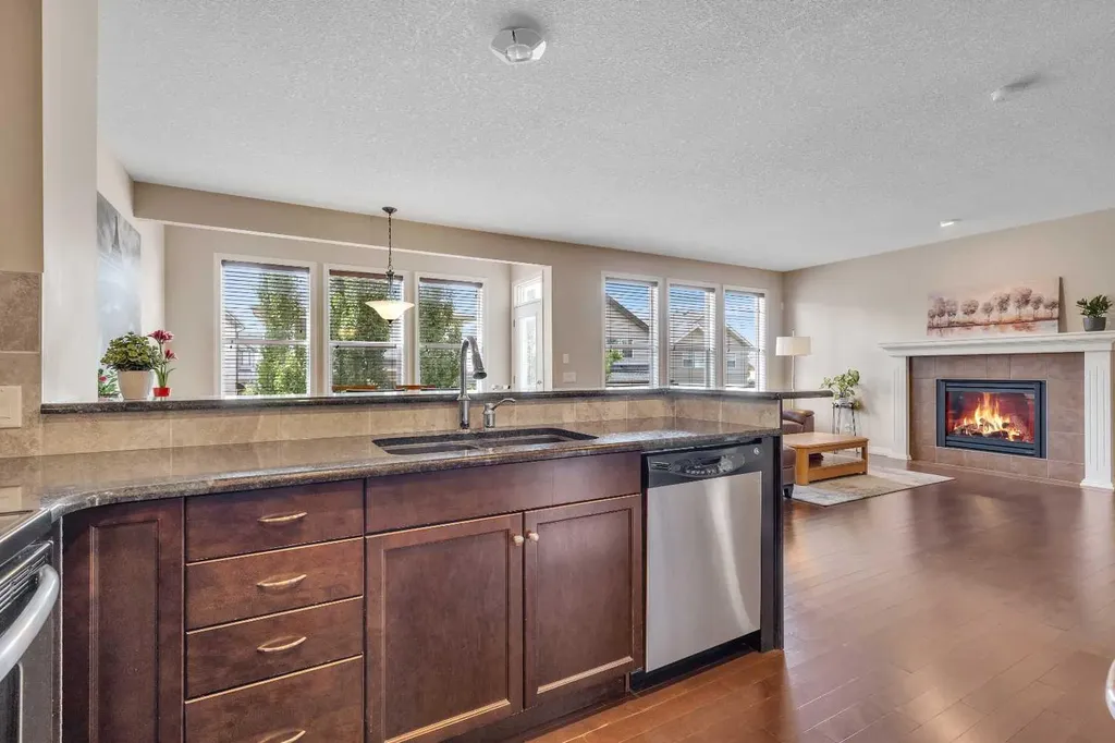224 Panamount Point NW Calgary AB T3K 0H8