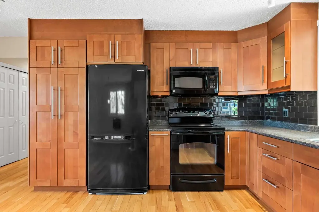 3243 Dover Crescent SE Calgary AB T2B 2E6