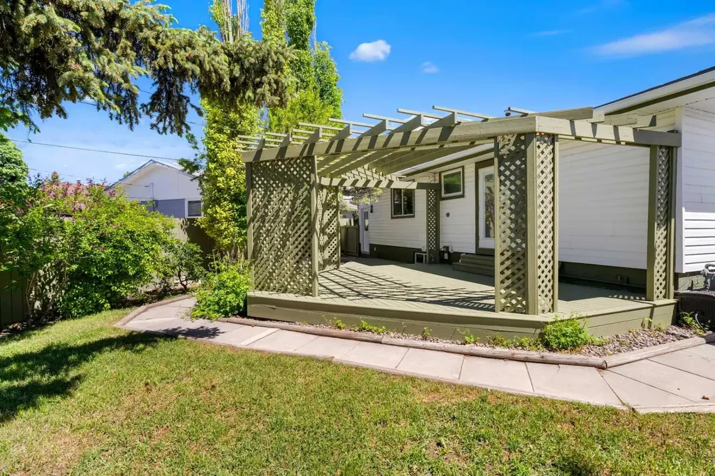 3243 Dover Crescent SE Calgary AB T2B 2E6