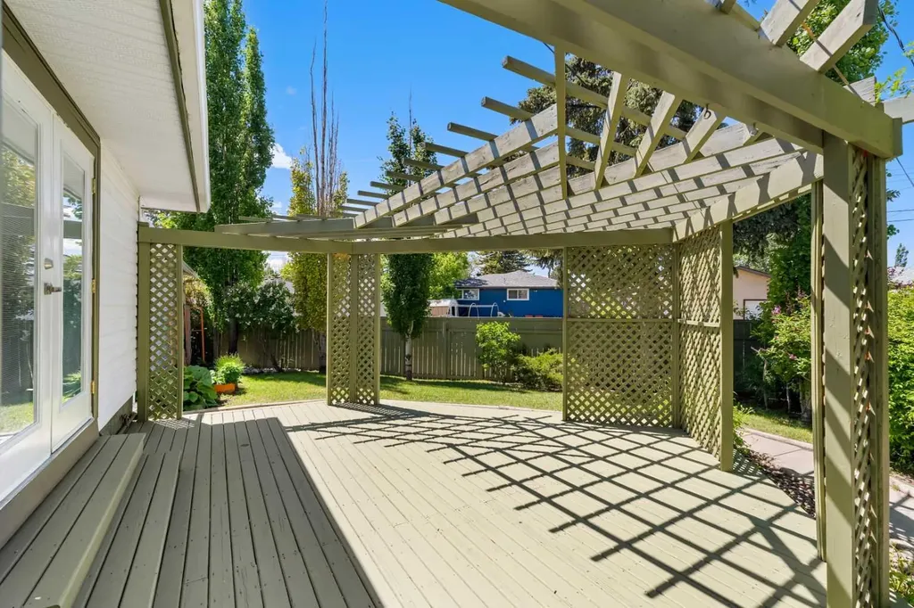 3243 Dover Crescent SE Calgary AB T2B 2E6