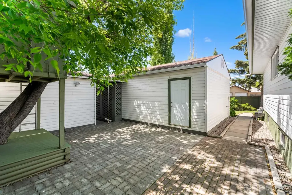 3243 Dover Crescent SE Calgary AB T2B 2E6