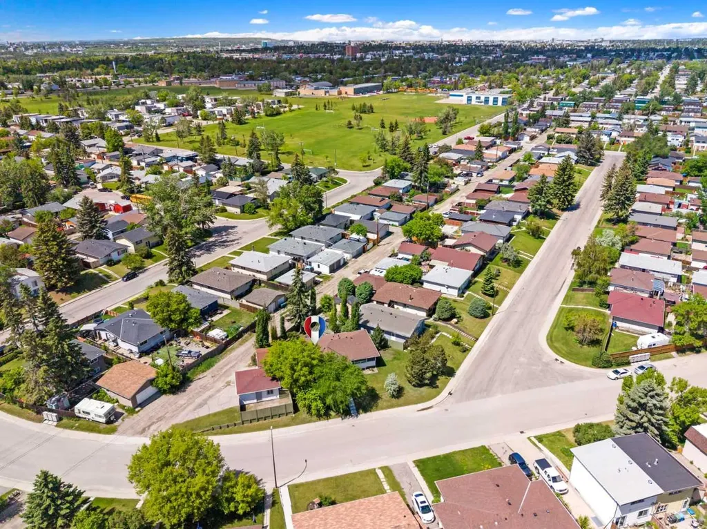 3243 Dover Crescent SE Calgary AB T2B 2E6