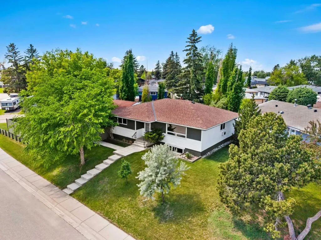 3243 Dover Crescent SE Calgary AB T2B 2E6