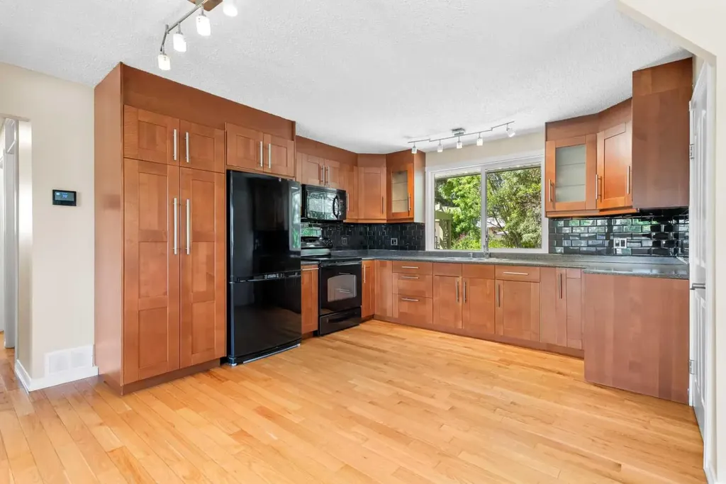 3243 Dover Crescent SE Calgary AB T2B 2E6