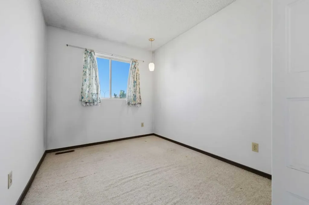222 Marlborough Way NE Calgary AB T2A6R9