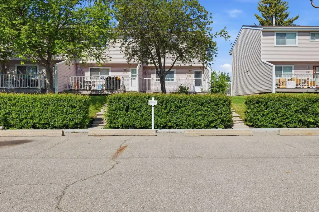 222 Marlborough Way NE Calgary AB T2A6R9