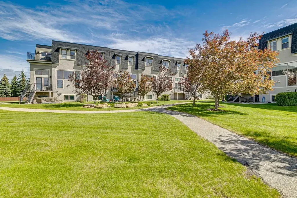 9041 Wentworth Avenue SW Calgary AB T3H 0A9