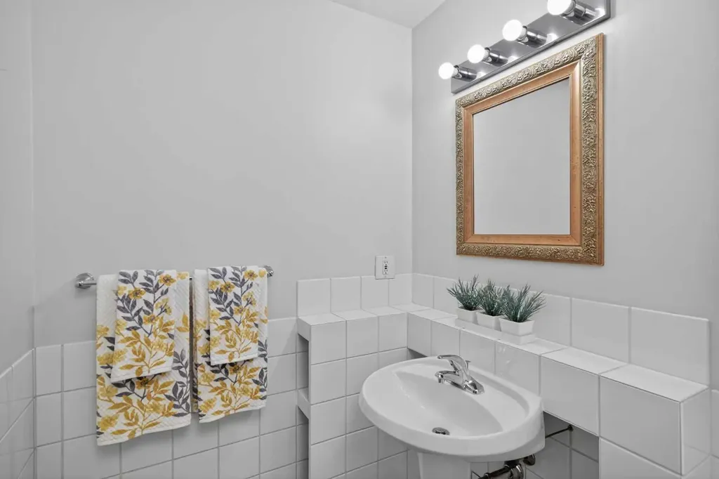 1735 11 Avenue SW Calgary AB T3C 2S9
