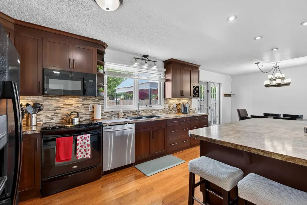 345 9 Street SE Three Hills AB T0M 2A0