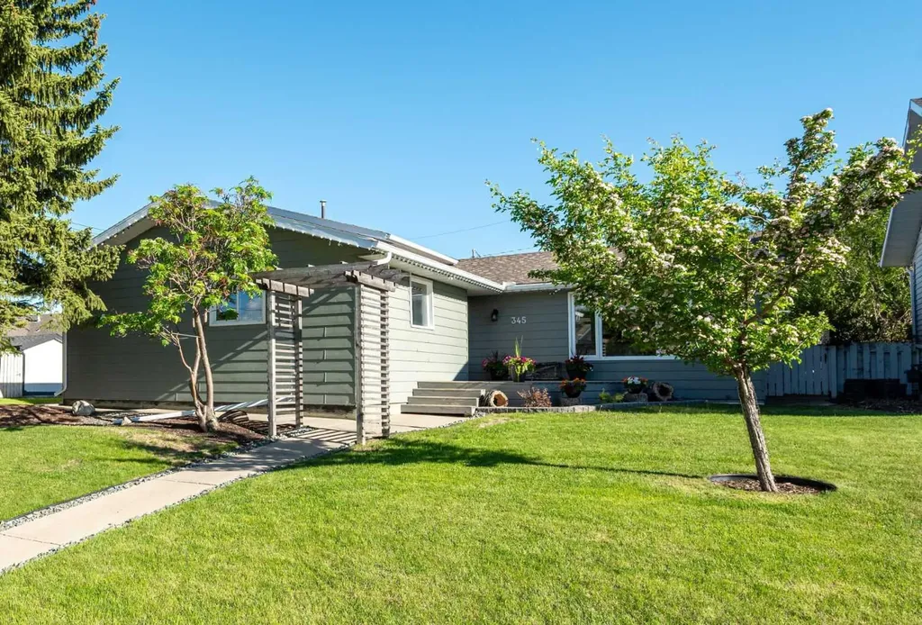 345 9 Street SE Three Hills AB T0M 2A0