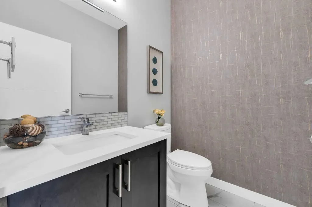 131 Sherview Grove NW Calgary AB T3R 0Y4
